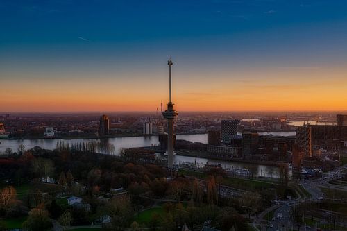 De Euromast in Rotterdam tijdens zonsondergang