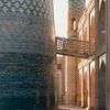 Doorkijkje met zonlicht en turquoise mozaïek toren | reisfotografie print | Khiva Oezbekistan van Kimberley Jekel