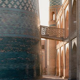Durchsichtiger Blick mit Sonnenlicht und türkisfarbenem Mosaikturm | Reisefotografie Druck | Khiva Usbekistan von Kimberley Jekel