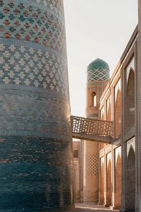 Durchsichtiger Blick mit Sonnenlicht und türkisfarbenem Mosaikturm | Reisefotografie Druck | Khiva Usbekistan
