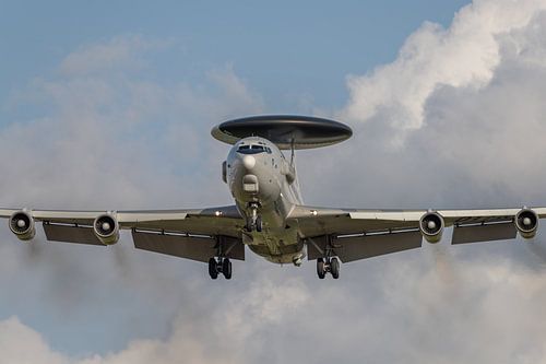 A l'atterrissage : une station radar volante AWACS, le Boeing E-3 Sentry