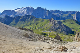 Les Dolomites italiennes, avec le glacier de la Marmolada et le col du Pordoi sur Tomherkules