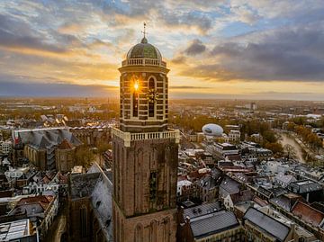 Zwolle Peperbus Kirchturm während eines kalten Wintersonnenaufgangs