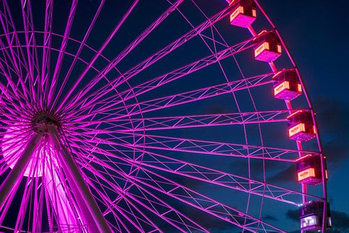 Grande roue à Noordwijk aan Zee. Le pop art.