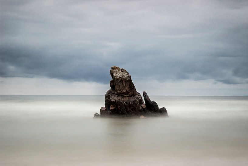 Rots tussen zeeën II van Luis Boullosa