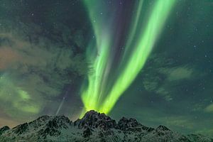 Nordlichter, Aurora Borealis über einem Berggipfel