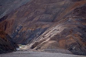 Späte Sonne fällt auf einen Berghang im Nubra-Tal