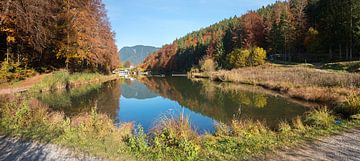 schilderachtig meer Riessersee, bij Garmisch, herfstlandschap van SusaZoom