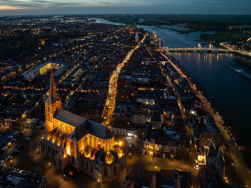 Bovenkerk Kampen in het avondlicht van Evert Jan Kip