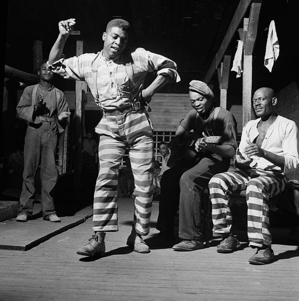 dansen in een gevangenenkamp in GEORGIA 1941 van Atelier Liesjes