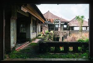 Hôtel abandonné à Bali. sur Roman Robroek - Photos de bâtiments abandonnés