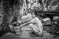 Meisje doet de was  in achterbuurt van Varanasi in India van Wout Kok thumbnail