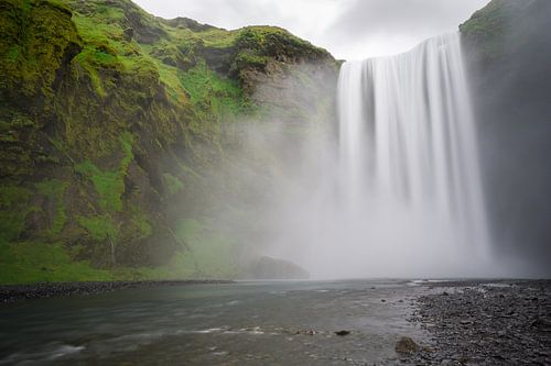 IJsland - Skogafoss waterval en rivier met groene steile wand