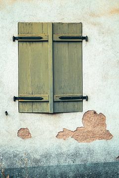 Volets dans un mur délabré sur Stadspronk