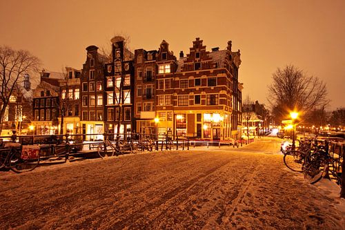 Besneeuwd Amsterdam bij avond in Nederland