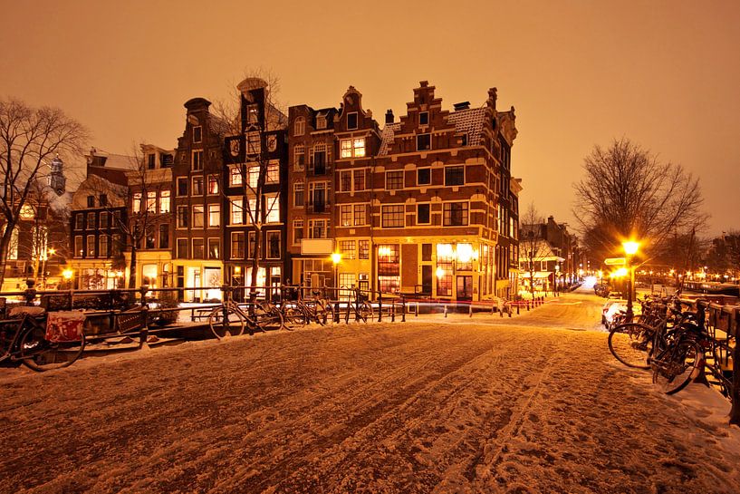 Das verschneite Amsterdam bei Nacht in den Niederlanden von Eye on You