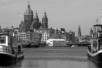 Zicht op de Sint Nicolaasbasiliek van Foto Amsterdam/ Peter Bartelings