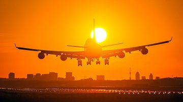 Schiphol Boeing 747 landing suncross
