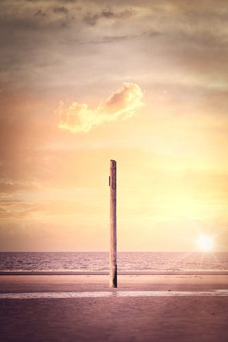 Pfahl im Sand – Ruhe am Nordseestrand
