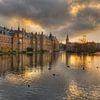 Le Binnenhof se reflète dans le Hofvijver au coucher du soleil sur Rob Kints