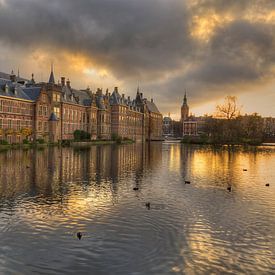 Binnenhof weerspiegeld in de Hofvijver tijdens zonsondergang van Rob Kints