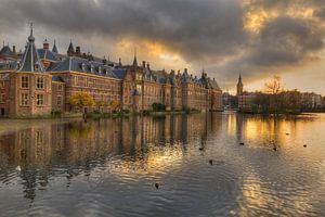 Le Binnenhof se reflète dans le Hofvijver au coucher du soleil