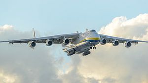 Imposantes Frachtflugzeug Antonov 225.