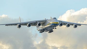 Imposante Antonov 225 vrachtvliegtuig. van Jaap van den Berg