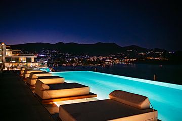 Piscine de luxe sur le toit avec vue nocturne sur Agios Nikolaos sur Paul de Kok