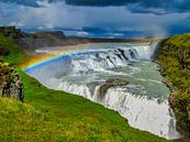 Dreigende lucht met regenboog boven de Gouden watervallen, IJsland van Rietje Bulthuis thumbnail