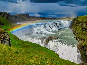Bedrohlich Himmel mit Regenbogen über dem Goldenen Wasserfall, Island