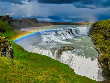 Bedrohlich Himmel mit Regenbogen über dem Goldenen Wasserfall, Island