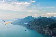Hanggliders boven het Gardameer | Monte Baldo bergketen van Marcel Mooij thumbnail