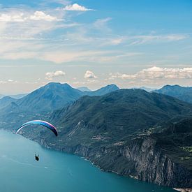 Hängegleiter über dem Gardasee von Marcel Mooij