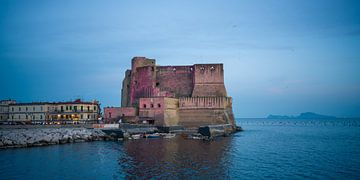 Napels - Castel dell'Ovo en het eiland Capri bij zonsondergang van t.ART