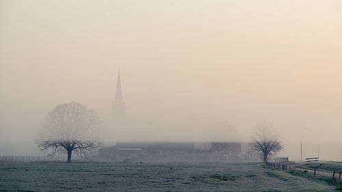Village à moitié dans le brouillard