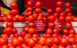 Stacked tomatoes by JerrySeshiefotografie