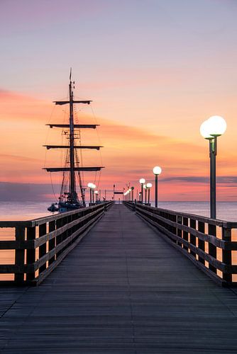 Zonsopgang bij de pier in het Baltische resort Binz