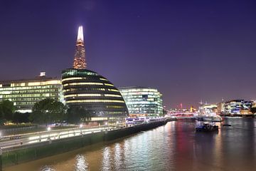 Nachtbeeld van Londense skyline met reflecties op de Theems - zakenwijk met veel kleurrijke lichten van MPfoto71