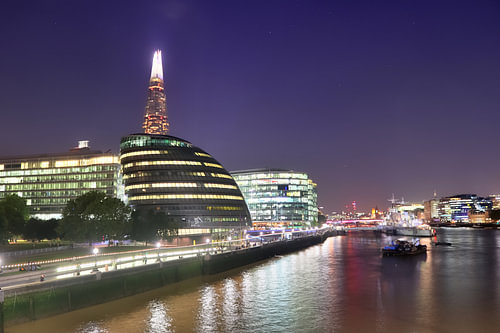 Image de nuit de la ligne d'horizon de Londres avec des reflets sur la Tamise - quartier des affaire