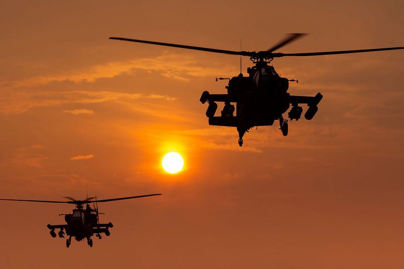 Apache helikopters vertrekken in zonsondergang van Jimmy van Drunen
