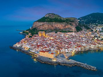 Luchtfoto van Cefalu, Sicilië, Italië van Michael Abid
