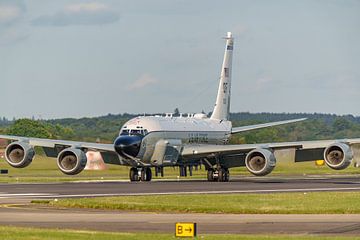 Boeing RC-135 Rivet Joint geland op RAF Mildenhall. by Jaap van den Berg