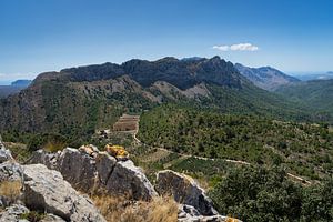 Rochers et montagnes sur la côte méditerranéenne