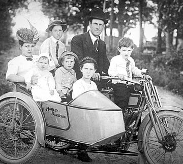 HD-family in sidecar van harley davidson
