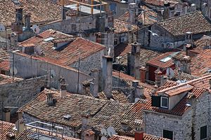 Een wirwar van rood gekleurde daken in een zuidelijk havenstadje in Istrië. van Gert van Santen