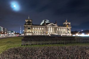 Reichstagsgebäude Berlin bei Nacht mit Mondlicht