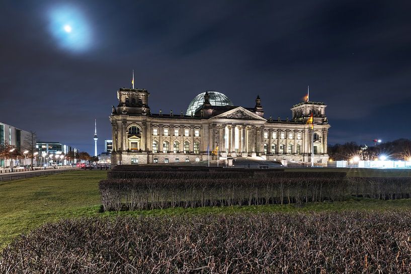 Reichstagsgebäude Berlin bei Nacht mit Mondlicht von Frank Herrmann
