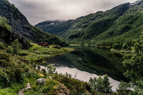 Haus an einem See in Norwegen