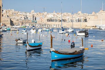 vissersbootjes in de haven van Valletta, Malta van Eric van Nieuwland